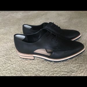 Black oxford woman shoes with side cutout